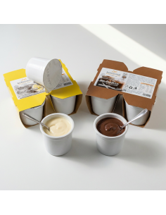 Confezioni Ketozona da quattro vasetti bianchi di budino vaniglia e cioccolato, con due vasetti aperti davanti su sfondo bianco.